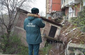 Сотрудник МЧС работает на месте обрушения жилого дома на улице Айвазовского в Махачкале - РИА Новости, 1920, 06.04.2026