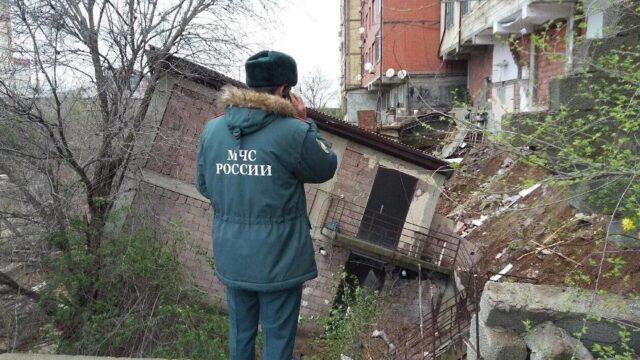 Сотрудник МЧС работает на месте обрушения жилого дома на улице Айвазовского в Махачкале - РИА Новости, 1920, 06.04.2026