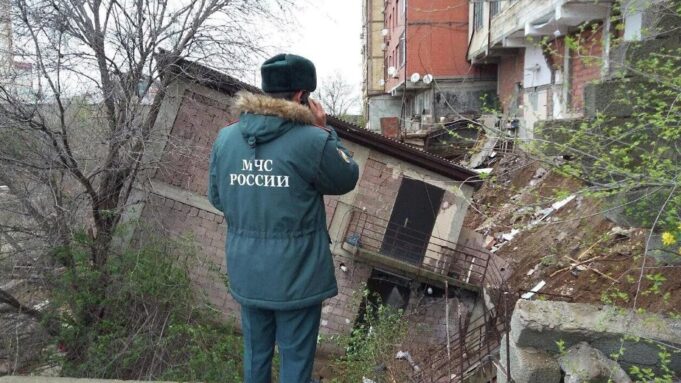 Сотрудник МЧС работает на месте обрушения жилого дома на улице Айвазовского в Махачкале - РИА Новости, 1920, 06.04.2026