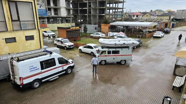 Спасатели прибыли в район цитадель Нарын-Кала города Дербент для эвакуации населения - РИА Новости, 1920, 06.04.2026