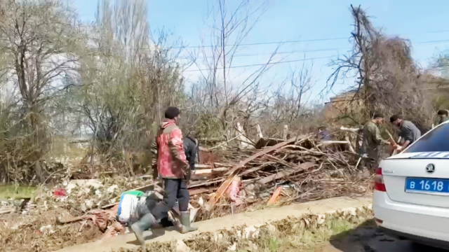Местные жители и волонтеры ликвидируют последствия наводнения в Дагестане - РИА Новости, 1920, 07.04.2026