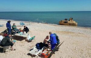 Спасшиеся с затонувшего в Азовском море сухогруза Волго-Балт моряки - РИА Новости, 1920, 09.04.2026