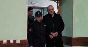 Экс-губернатор Курской области Алексей Смирнов перед заседанием в Ленинском районном суде Курска - РИА Новости, 1920, 06.04.2026