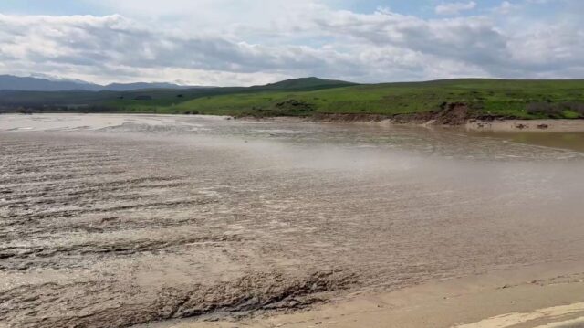 Жительница поселка Мамедкала рассказала о наводнении после прорыва дамбы Уровень воды на Геджухском водохранилище в Дагестане спал после прорыва дамбы - РИА Новости, 1920, 07.04.2026