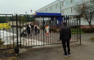 Обстановка возле школы Добрянке, Пермский край, в котором произошло убийство учительницы - РИА Новости, 1920, 07.04.2026