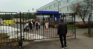 Обстановка возле школы в Добрянке, Пермский край, в котором произошло убийство учительницы - РИА Новости, 1920, 07.04.2026