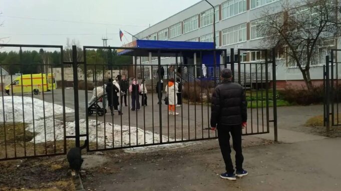 Обстановка возле школы в Добрянке, Пермский край, в котором произошло убийство учительницы - РИА Новости, 1920, 08.04.2026