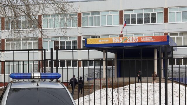 Обстановка у школы в Пермском крае, где ученик напал с ножом на учителя - РИА Новости, 1920, 07.04.2026