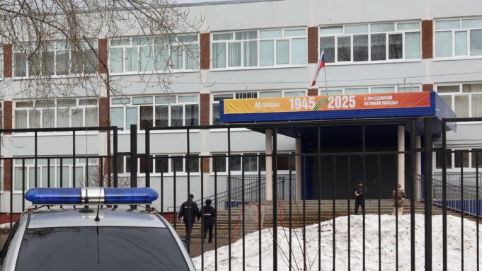 Охранник помогал учительнице после нападения ученика в Добрянке Обстановка у школы в Пермском крае, где ученик напал с ножом на учителя - РИА Новости, 1920, 07.04.2026