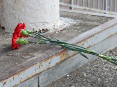 Цветы у школы №5 в Добрянке Пермского края, где ученик напал с ножом на учителя Олесю Багута - РИА Новости, 1920, 07.04.2026