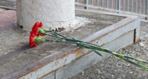 Цветы у школы №5 в Добрянке Пермского края, где ученик напал с ножом на учителя Олесю Багута - РИА Новости, 1920, 07.04.2026