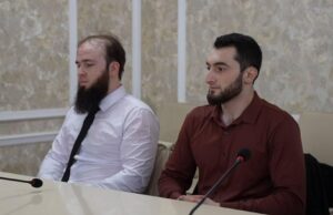 Двух жителей Хасавюрта наградили за спасение собак во время подтоплений Джанибек Арсланов и Ахмаду Исмаилов на церемонии награждения - РИА Новости, 1920, 07.04.2026