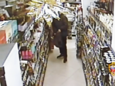 Кадр с камеры видеонаблюдения магазина, на котором мужчина крадет шоколад в московском магазине - РИА Новости, 1920, 07.04.2026