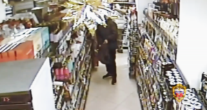 Кадр с камеры видеонаблюдения магазина, на котором мужчина крадет шоколад в московском магазине - РИА Новости, 1920, 07.04.2026