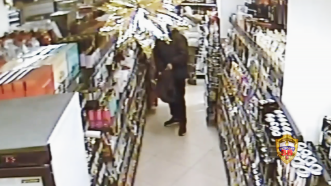 В Москве мужчина украл из магазина 98 плиток шоколада Кадр с камеры видеонаблюдения магазина, на котором мужчина крадет шоколад в московском магазине - РИА Новости, 1920, 07.04.2026