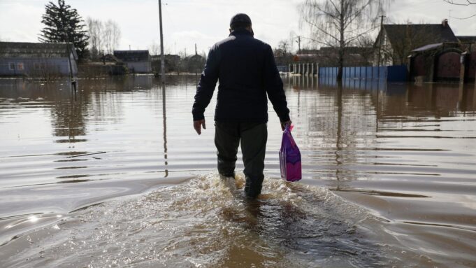 Затопленная в результате разлива реки Тёша улица в поселке Шатки в Нижегородской области, апрель 2026 - РИА Новости, 1920, 14.04.2026