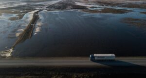 Талая вода на полях возле автомобильной дороги в Кочковском районе Новосибирской области - РИА Новости, 1920, 13.04.2026