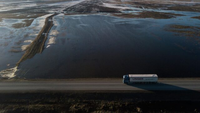 Талая вода на полях возле автомобильной дороги в Кочковском районе Новосибирской области - РИА Новости, 1920, 13.04.2026