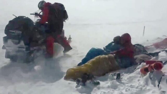 "ПримПоиск": резкая смена погоды в горах может свести любое снаряжение на нет Спасатели на месте обнаружения пяти пропавших туристов на Камчатке - РИА Новости, 1920, 10.04.2026