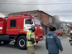 Число пострадавших при пожаре на складе во Владикавказе выросло до восьми Сотрудники МЧС на месте происшествия во Владикавказе - РИА Новости, 1920, 10.04.2026