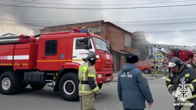 Число пострадавших при пожаре на складе во Владикавказе выросло до восьми Сотрудники МЧС на месте происшествия во Владикавказе - РИА Новости, 1920, 10.04.2026