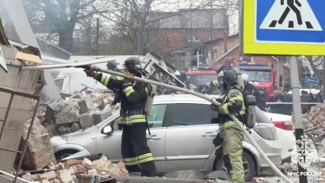 Среди пострадавших при взрыве на складе во Владикавказе есть еще один ребенок Сотрудники МЧС на месте происшествия во Владикавказе - РИА Новости, 1920, 10.04.2026