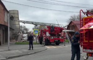 Сотрудники МЧС России на месте взрыва в Промышленном округе на улице Партизанской во Владикавказе - РИА Новости, 1920, 17.04.2026