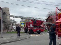 Один из пострадавших в ЧП во Владикавказе находится в крайне тяжелом состоянии Сотрудники МЧС России на месте взрыва в Промышленном округе на улице Партизанской во Владикавказе - РИА Новости, 1920, 10.04.2026