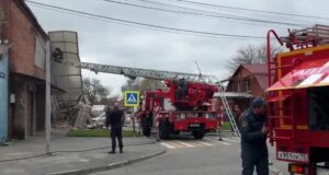 Сотрудники МЧС России на месте взрыва в Промышленном округе на улице Партизанской во Владикавказе - РИА Новости, 1920, 10.04.2026