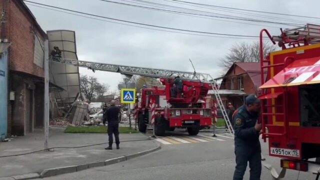 Сотрудники МЧС России на месте взрыва в Промышленном округе на улице Партизанской во Владикавказе - РИА Новости, 1920, 13.04.2026