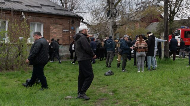 Меняйло: 10 пострадавших при взрыве во Владикавказе остаются в больницах Местные жители после взрыва на складе во Владикавказе - РИА Новости, 1920, 11.04.2026