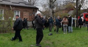 Местные жители после взрыва в Промышленном округе на улице Партизанской во Владикавказе - РИА Новости, 1920, 10.04.2026