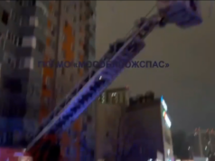 Тушение пожара в 17-этажном доме в Мытищах. Кадр видео - РИА Новости, 1920, 11.04.2026