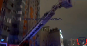 Тушение пожара в 17-этажном доме в Мытищах. Кадр видео - РИА Новости, 1920, 11.04.2026