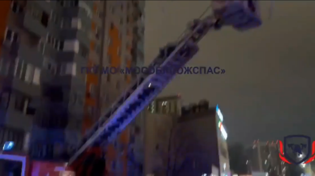 Тушение пожара в 17-этажном доме в Мытищах. Кадр видео - РИА Новости, 1920, 11.04.2026