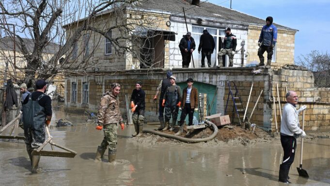 Ликвидация последствий наводнения в поселке Мамедкала Дербентского района Дагестана - РИА Новости, 1920, 13.04.2026