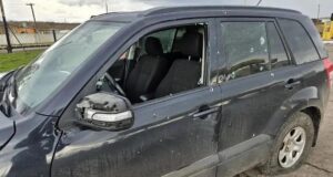 Поврежденный автомобиль после атаки украинского БПЛА на заправку во Льгове во время пасхального перемирия - РИА Новости, 1920, 11.04.2026