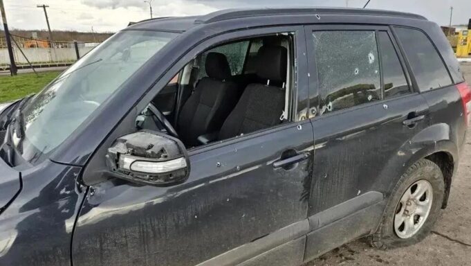 Поврежденный автомобиль после атаки украинского БПЛА на заправку во Льгове во время пасхального перемирия - РИА Новости, 1920, 11.04.2026