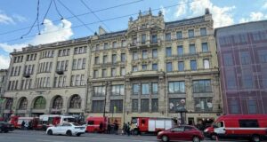 Спасатели у здания на Невском проспекте в Петербурге - РИА Новости, 1920, 13.04.2026
