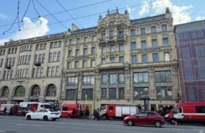 Спасатели у здания на Невском проспекте в Петербурге - РИА Новости, 1920, 13.04.2026