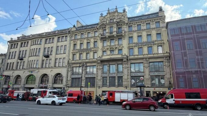 Спасатели у здания на Невском проспекте в Петербурге - РИА Новости, 1920, 13.04.2026