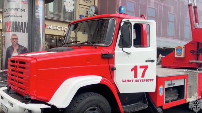 Тушение пожара в здании на Невском проспекте в Петербурге - РИА Новости, 1920, 13.04.2026