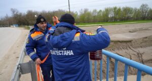 Сотрудники МЧС за работой - РИА Новости, 1920, 19.04.2026