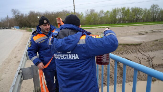 Сотрудники МЧС за работой - РИА Новости, 1920, 19.04.2026