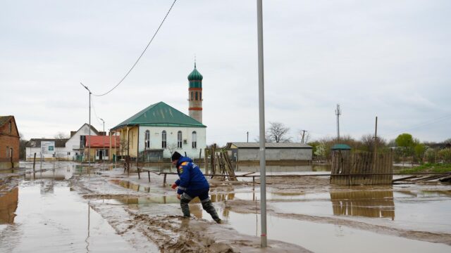 В Дагестане остаются подтопленными 129 жилых домов и 6 участков дорог Центральная улица в селе Адильотар - РИА Новости, 1920, 15.04.2026