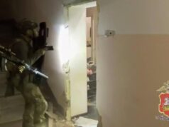 В Мытищах задержали четырех участников ОПГ, вымогавших 10 млн руб у доставщиков Задержание мужчин, подозреваемых в разбойном нападении и вымогательстве в Мытищах. Кадр видео - РИА Новости, 1920, 14.04.2026