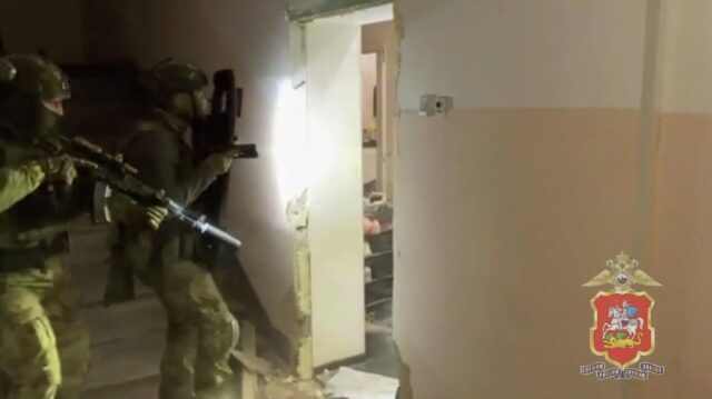 Задержание мужчин, подозреваемых в разбойном нападении и вымогательстве в Мытищах. Кадр видео - РИА Новости, 1920, 14.04.2026