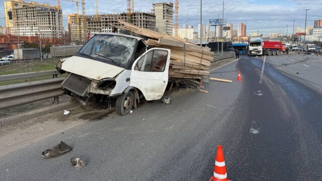 На трассе М-5 "Урал" два человека погибли при наезде грузовика на "Газель" Последствия ДТП на 22-м км автодороги М-5 Урал - РИА Новости, 1920, 14.04.2026