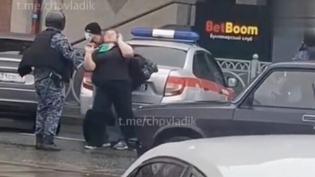 Кадр видео нападения на букмекерскую контору во Владикавказе - РИА Новости, 1920, 14.04.2026