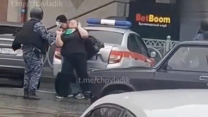 Кадр видео нападения на букмекерскую контору во Владикавказе - РИА Новости, 1920, 14.04.2026